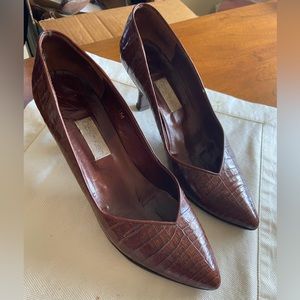 Vintage mid century aligator/crocodile shoes.